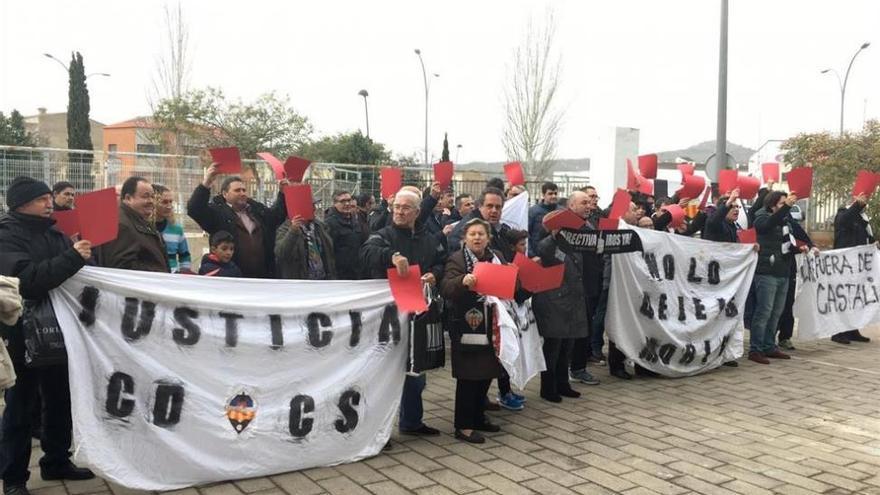 Un centenar de aficionados protestan contra Cruz