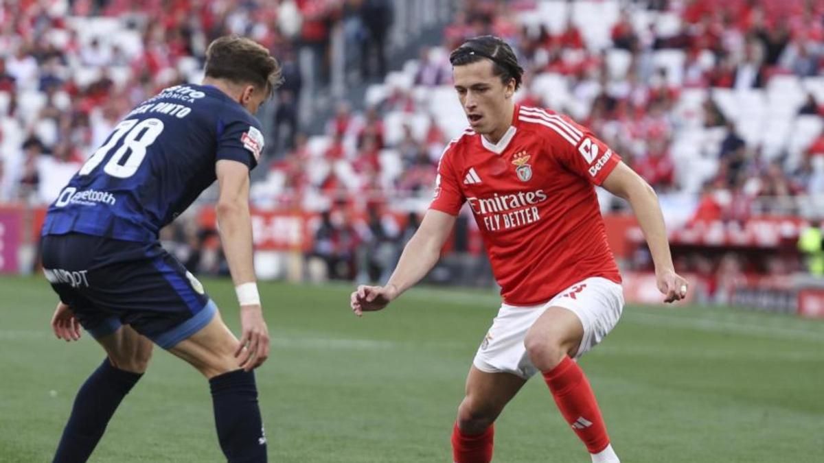 Carreras encara a un rival durante un enfrentamiento con el Benfica