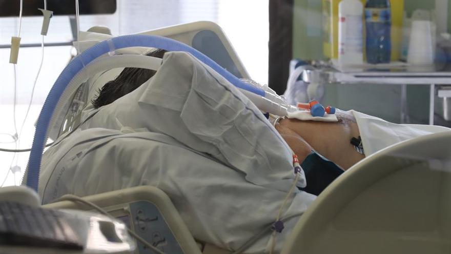 Un paciente en la UCI de un hospital.