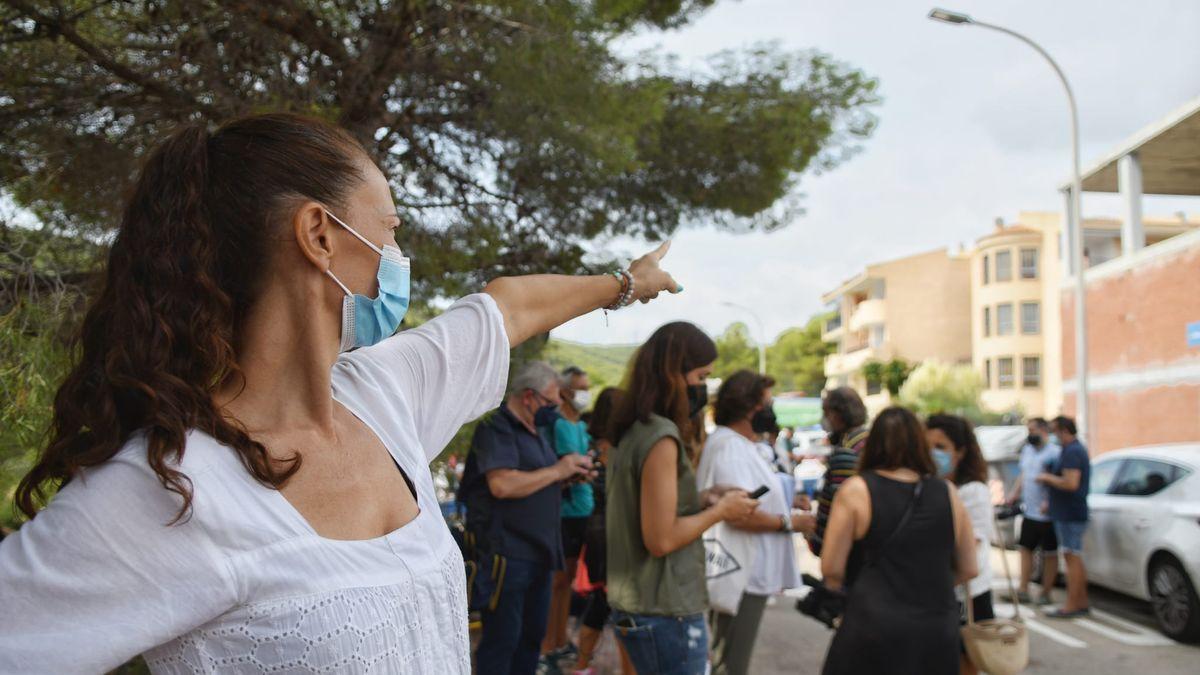 Una de las vecinas del bloque afectado señala la ubicación de su propiedad. ANDREU ESTEBAN