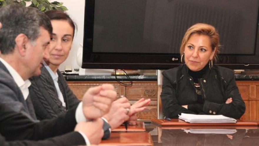 El presidente del Zamora conversa con la concejala de Deportes, Lidia Gesteira, y la alcaldesa, Rosa Valdeón.