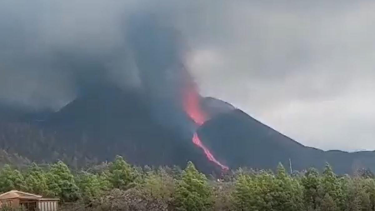 Erupción del volcán de La Palma vista desde la carretera de San Nicolás.