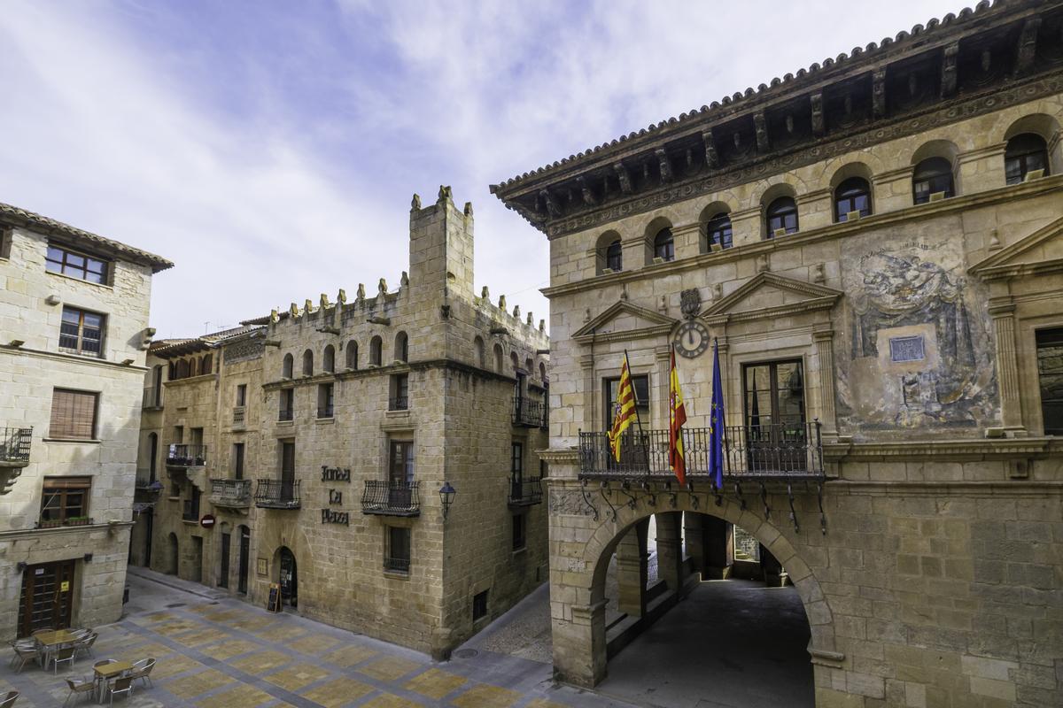 Plaza de España, el núcleo del barrio histórico de Valderrobres