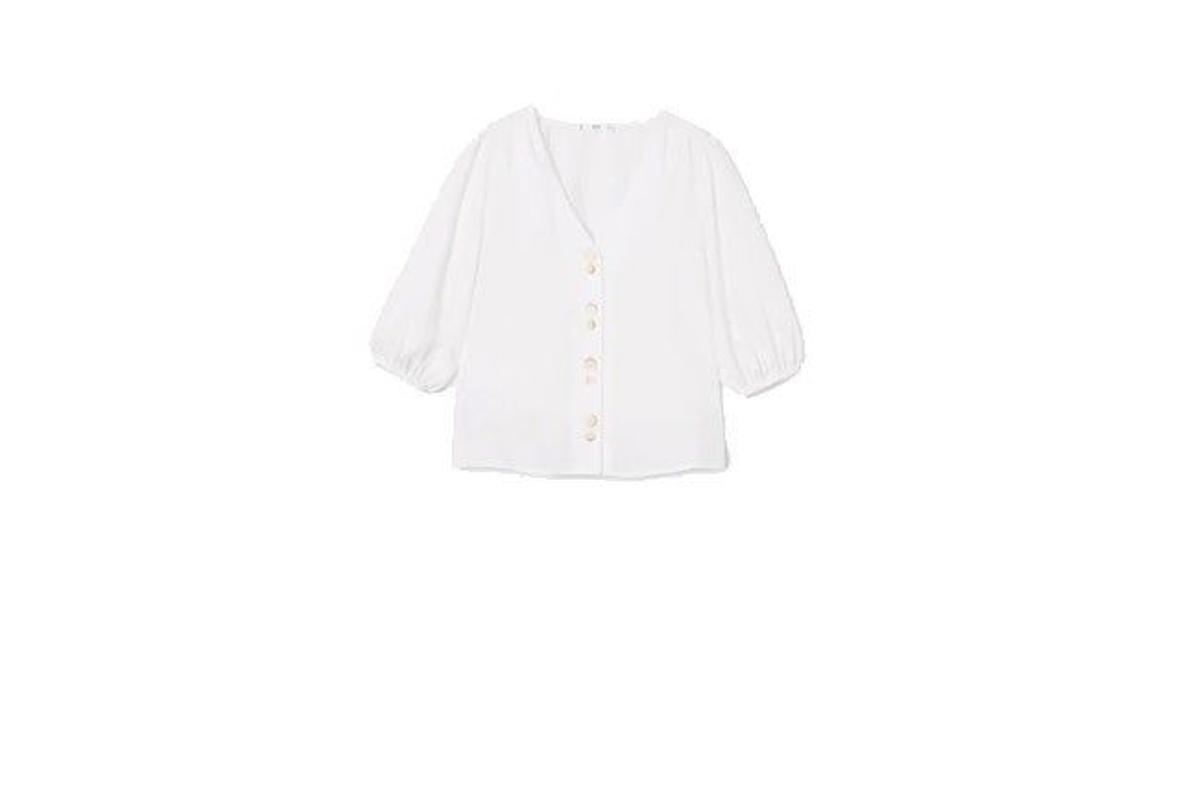 Blusa blanca con escote en pico y botones de Mango. (Precio: 19, 99 euros)