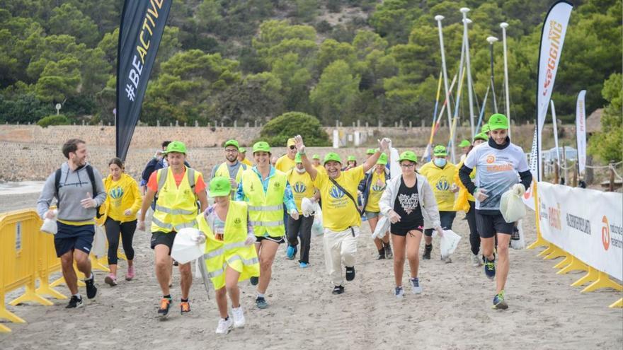 Participantes en una edición anterior del Plogging Tour Ibiza. | GABI VÁZQUEZ