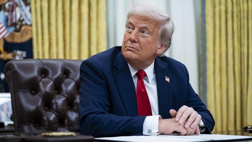 Wall Street reacciona a la baja tras conocerse el arancel estadounidense del 10% a todos los países