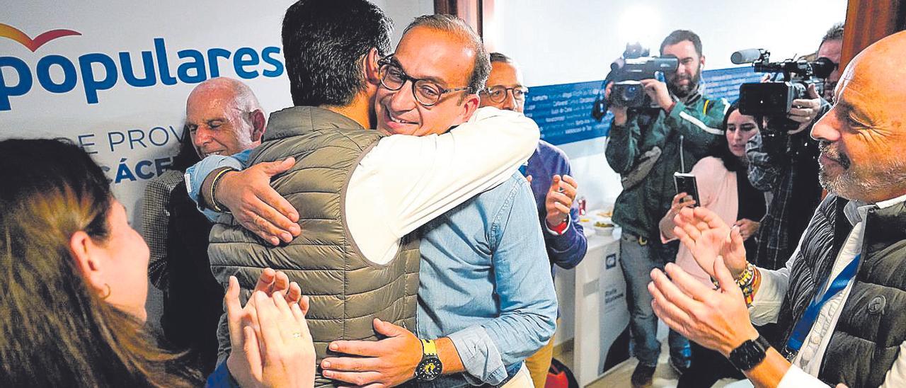 Rafael Mateos se abraza a su compañero de candidatura Víctor Bazo en la noche electoral.