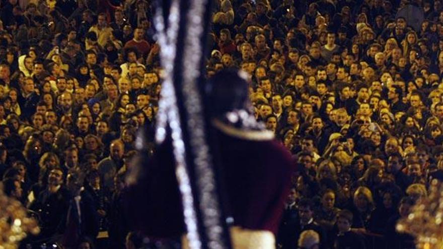 Una multitud ante el Nazareno del Paso.