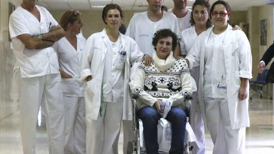 La auxiliar de enfermería gallega Teresa Romero, con el equipo médico que la atendió en el Hospital Carlos III.