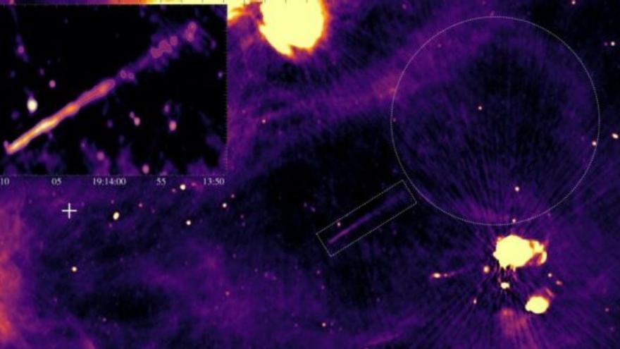 En la imagen se puede apreciar una panorámica del evento, con el remanente de supernova y el púlsar de radio lanzado al espacio en la parte superior izquierda.