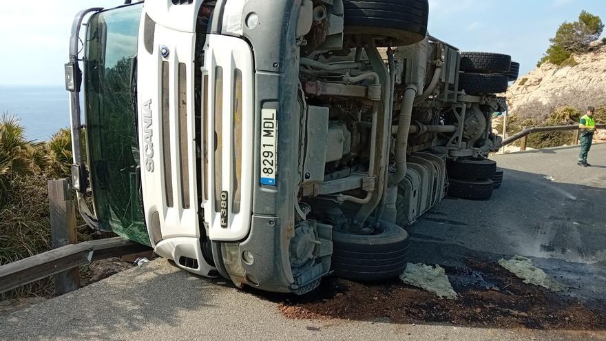 Vuelca un camión cargado de escombros y material de obra en la carretera de Formentor