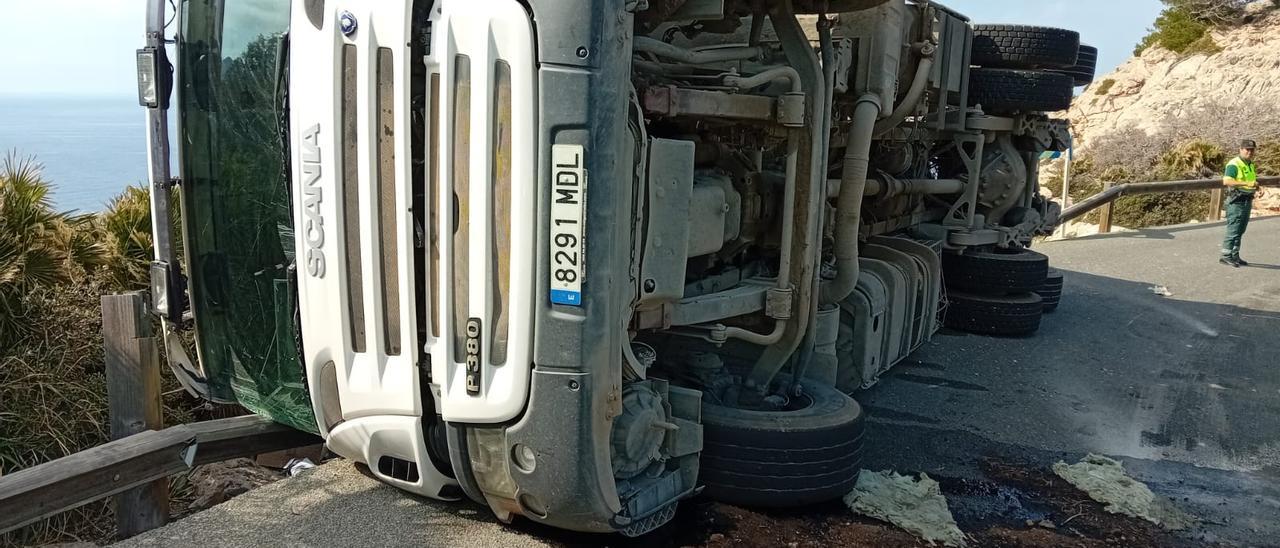 Así han retirado un camión volcado cargado de escombros en la carretera de Formentor