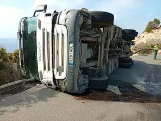 Así han retirado un camión volcado cargado de escombros en la carretera de Formentor