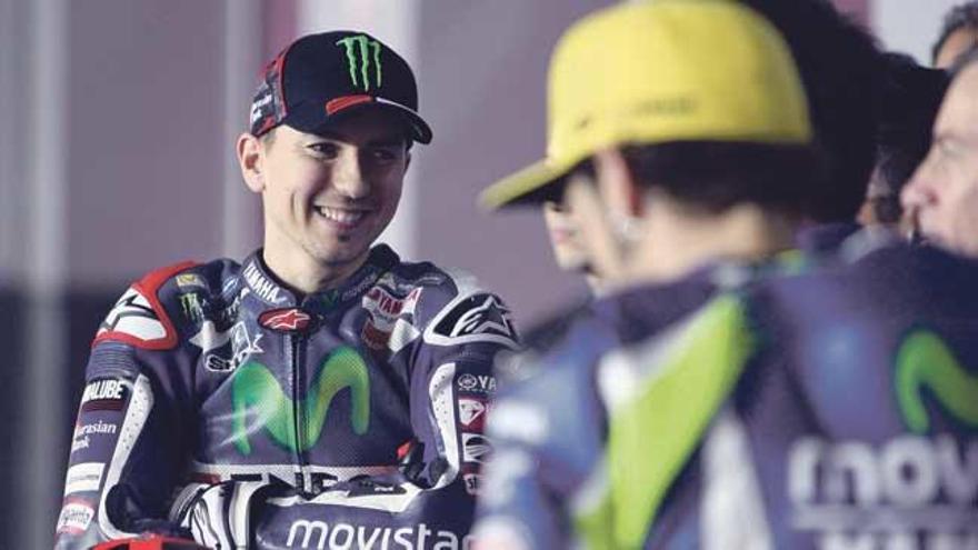 Jorge Lorenzo sonríe feliz en el garaje de Yamaha tras finalizar la jornada.
