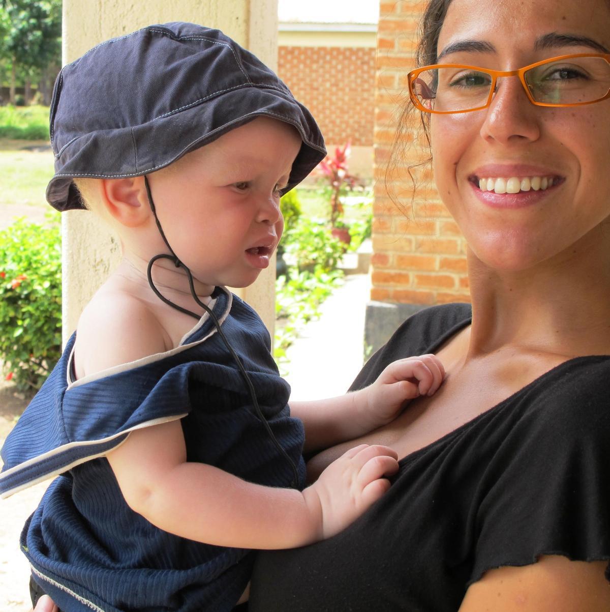 Mafalda con Jeremiah, el primer bebé albino que tuvo en brazos en Malaui, en 2008