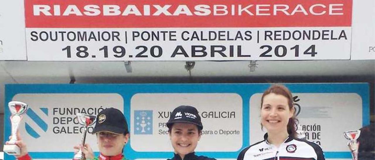 Alonso (izquierda) y Vázquez (centro), en la Rías Baixas Bike Race de 2014, una de las pocas pruebas en las que han coincidido.