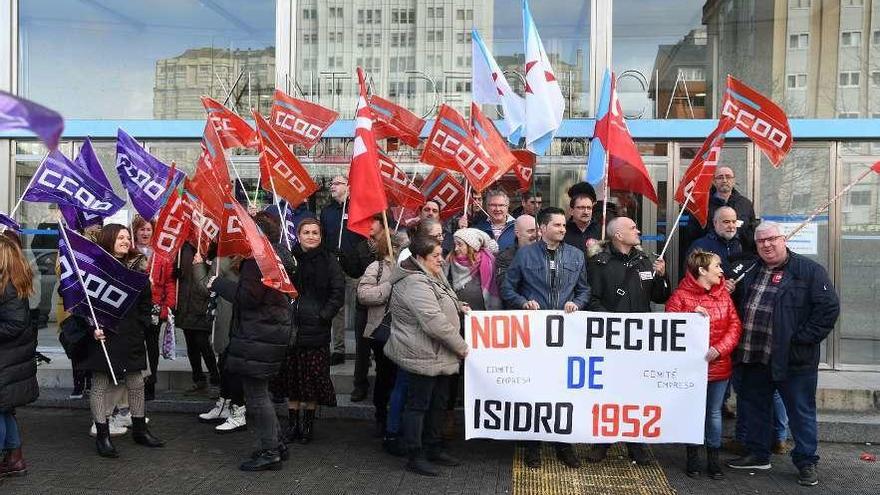 Empleados de Isidro 1952 protestan delante de la Delegación de la Xunta en A Coruña.
