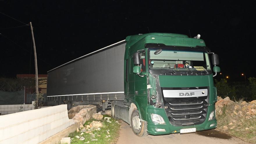 Un tráiler se queda atrapado en las afueras de Castelló por culpa del GPS