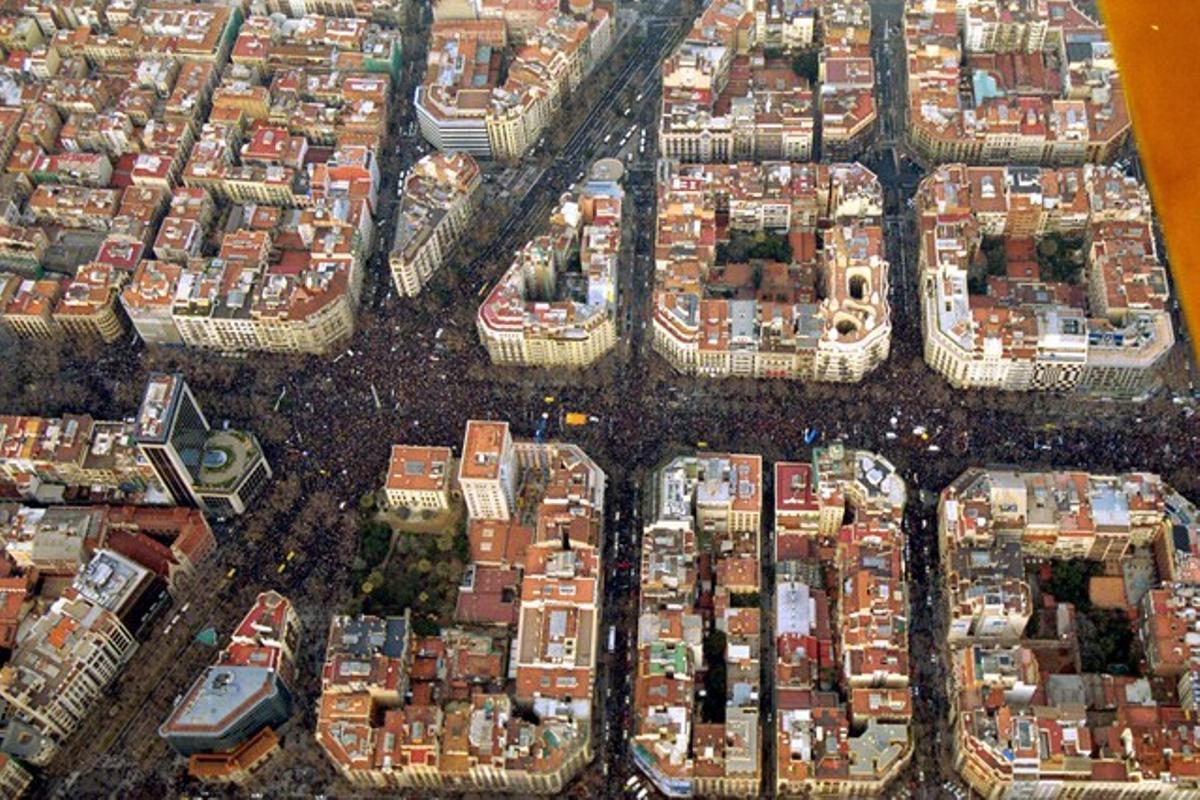Vista aérea de la manifestación, con el paseo de Gràcia y la Diagonal abarrotados.