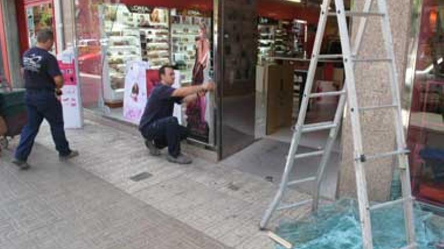 La policía investiga el robo de una perfumería de Badajoz por el método del alunizaje
