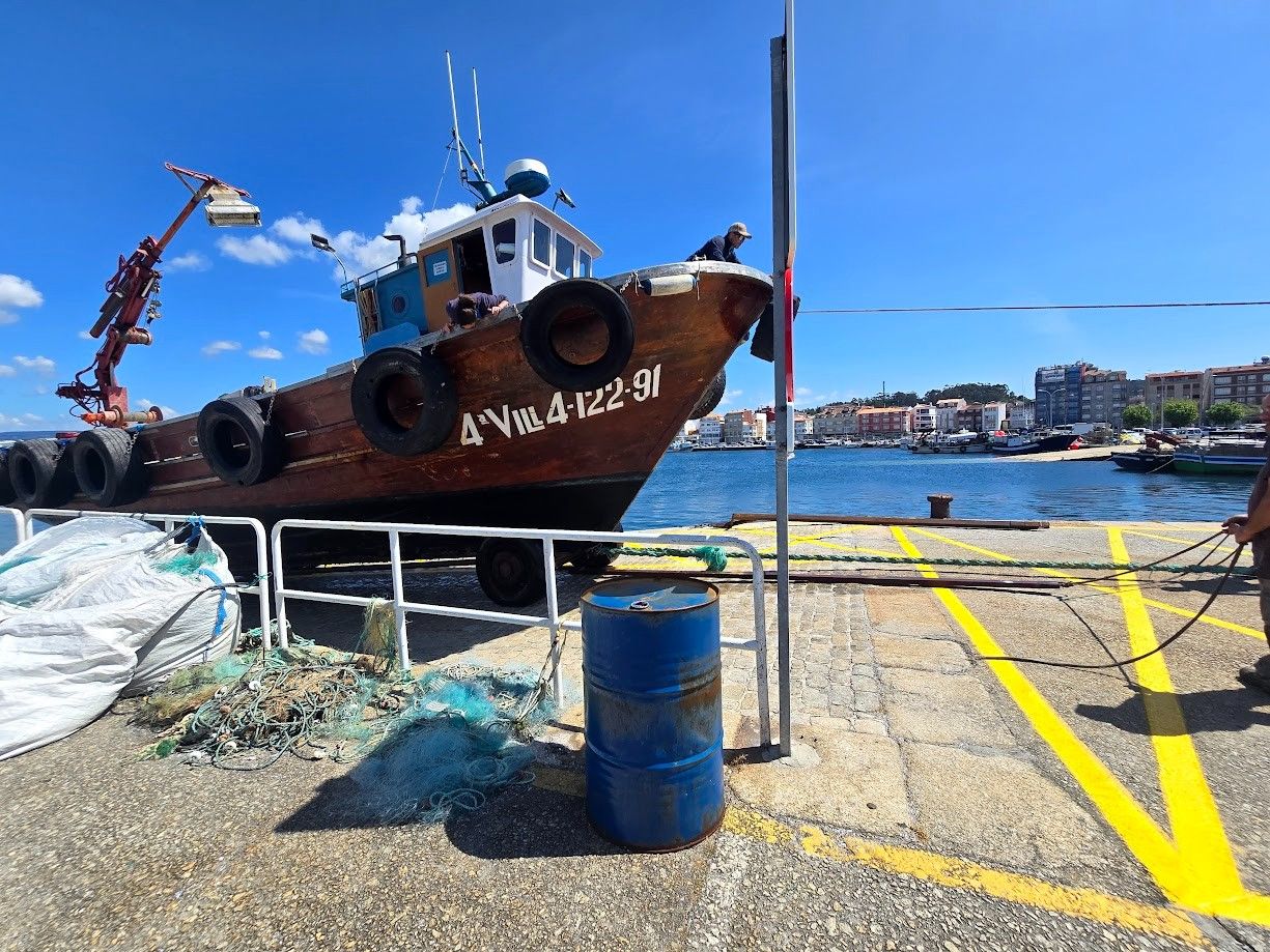 Así se saca del agua, en el puerto de O Grove, el barco auxiliar de acuicultura "Hermanos Rey", trasladado a Astilleros Garrido para su puesta a punto.