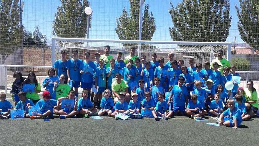 Foto de familia de una de las ediciones pasadas del campus del Racing Club Benavente.