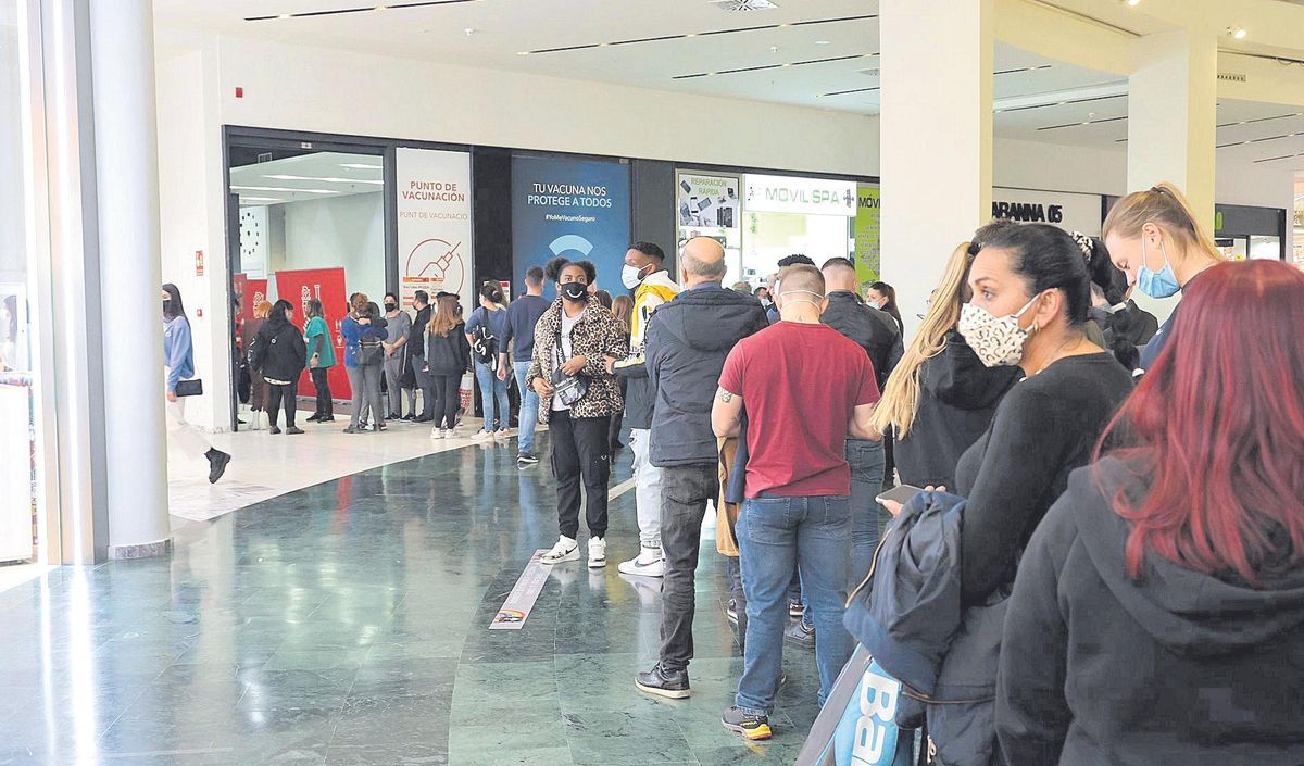 Imágenes de las largas colas que se han producido estas últimas semanas en el centro comercial Salera de Castelló para vacunarse sin cita