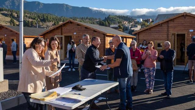 El Gobierno canario entrega 36 viviendas de madera en El Paso