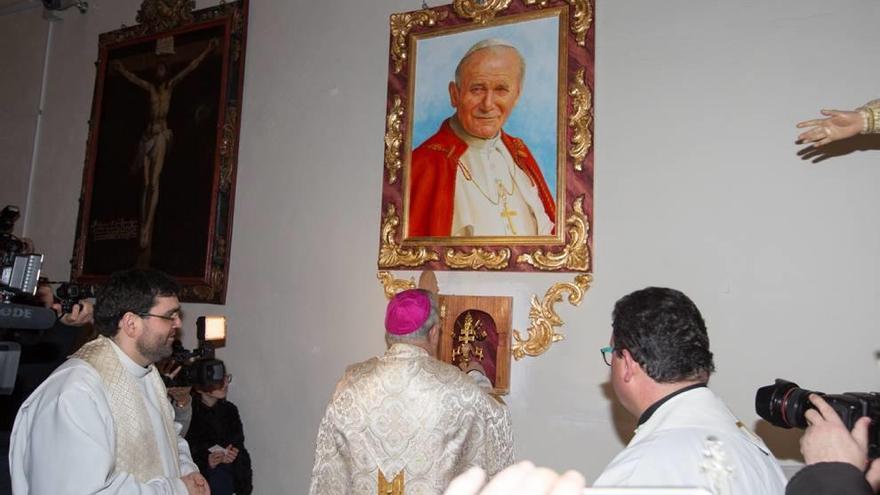 Momento en el que el obispo deposita las reliquias junto al cuadro de San Juan Pablo II.