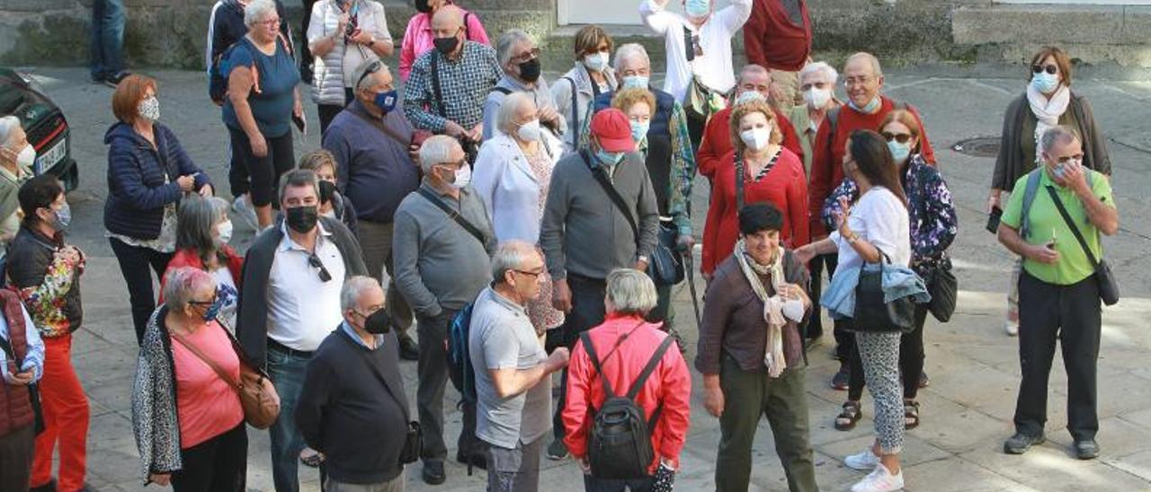Turistas en la plaza de San Martiño, fotografiando la Catedral de Ourense, durante el día de ayer. |   // IÑAKI OSORIO