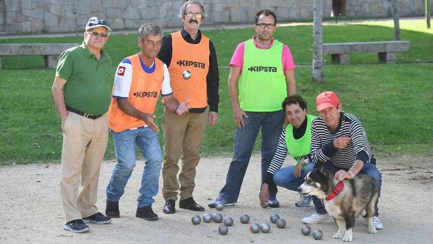 Jugadores de petanca, ayer, en el parque junto al cementerio de San Amaro.