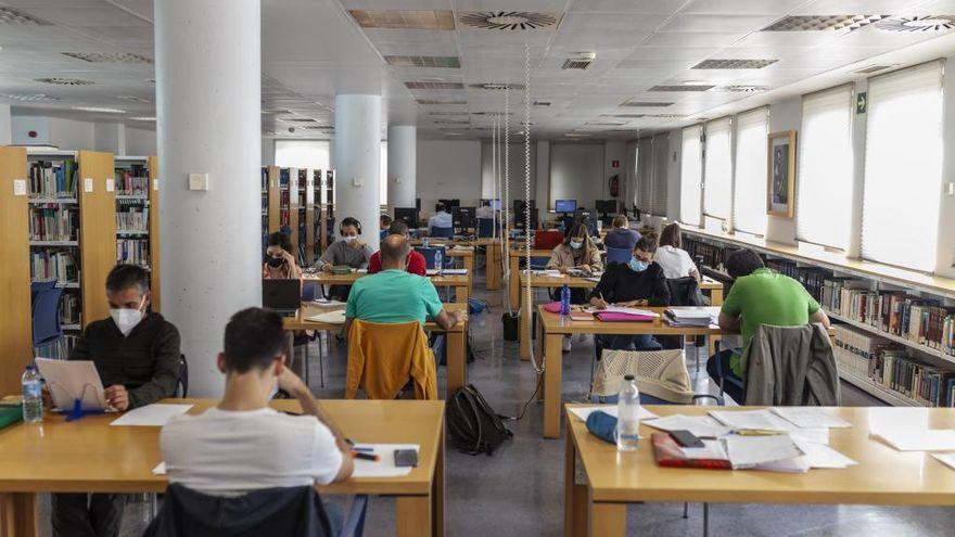 Usuarios en la Biblioteca Pública del Estado.