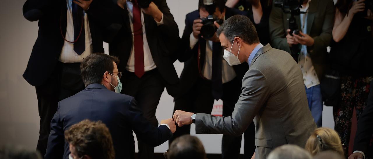 Sánchez y Aragonès escenifican su voluntad de iniciar una nueva etapa política