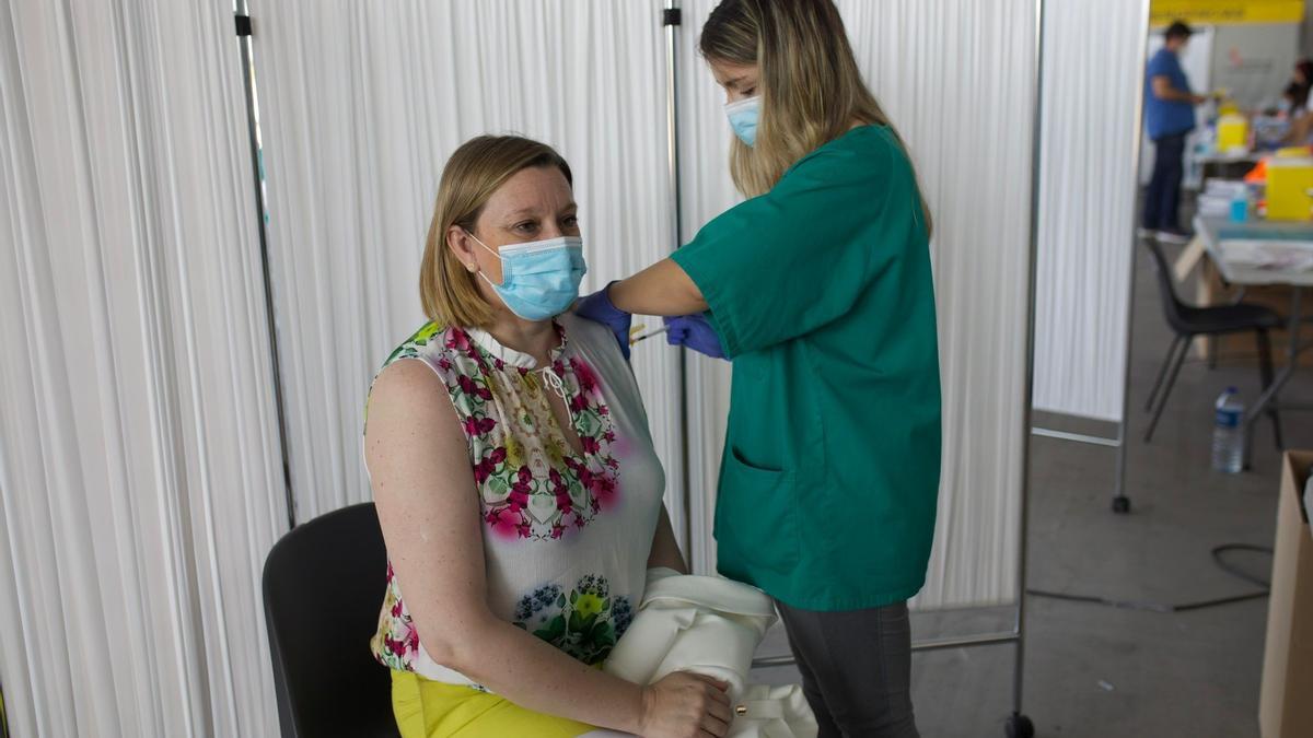 Isabel Blanco recibe la dosis de Pfizer en el vacunódromo de Ifeza