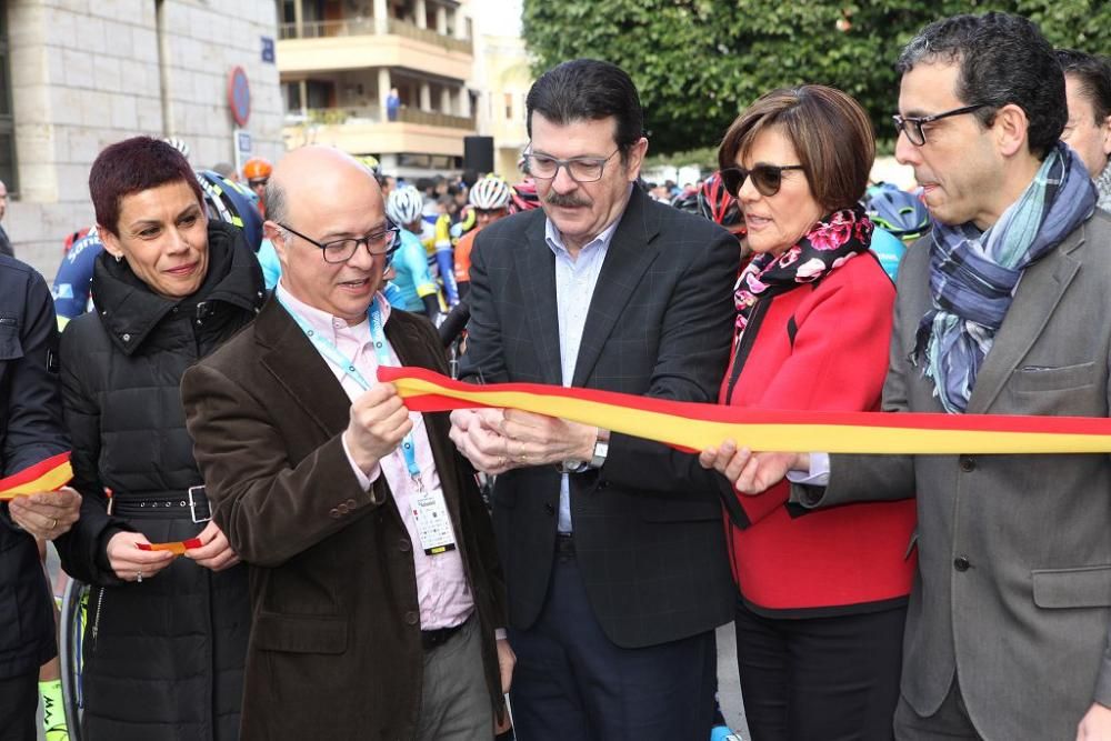 Ambiente a la salida y la llegada de la Vuelta Ciclista a Murcia