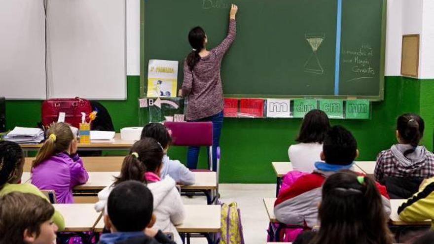 Una profesora da clase en un colegio de Alicante, en imagen de archivo.