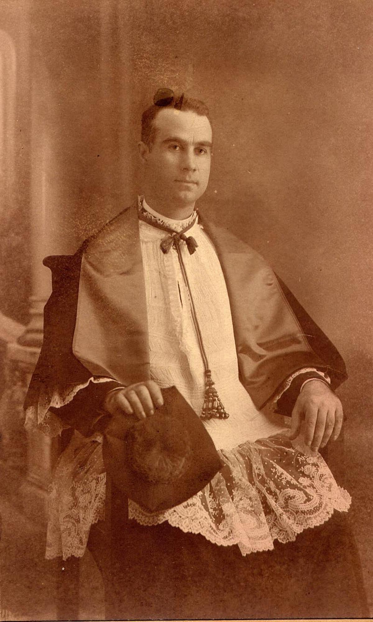 Narciso Catalán, sacerdote y presidente Cruz Roja Local. Años 20