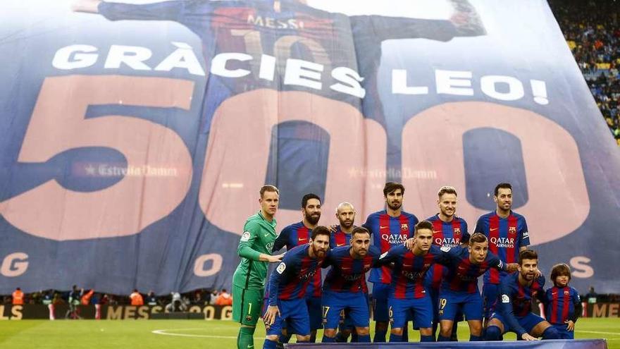 La afición mostró en el Camp Nou una gran pancarta de homenaje a Messi por sus 500 goles. // Quique García
