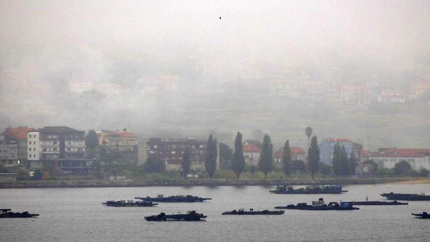 Un aspecto de la ría de Vigo, ayer bajo la niebla. // Ricardo Grobas