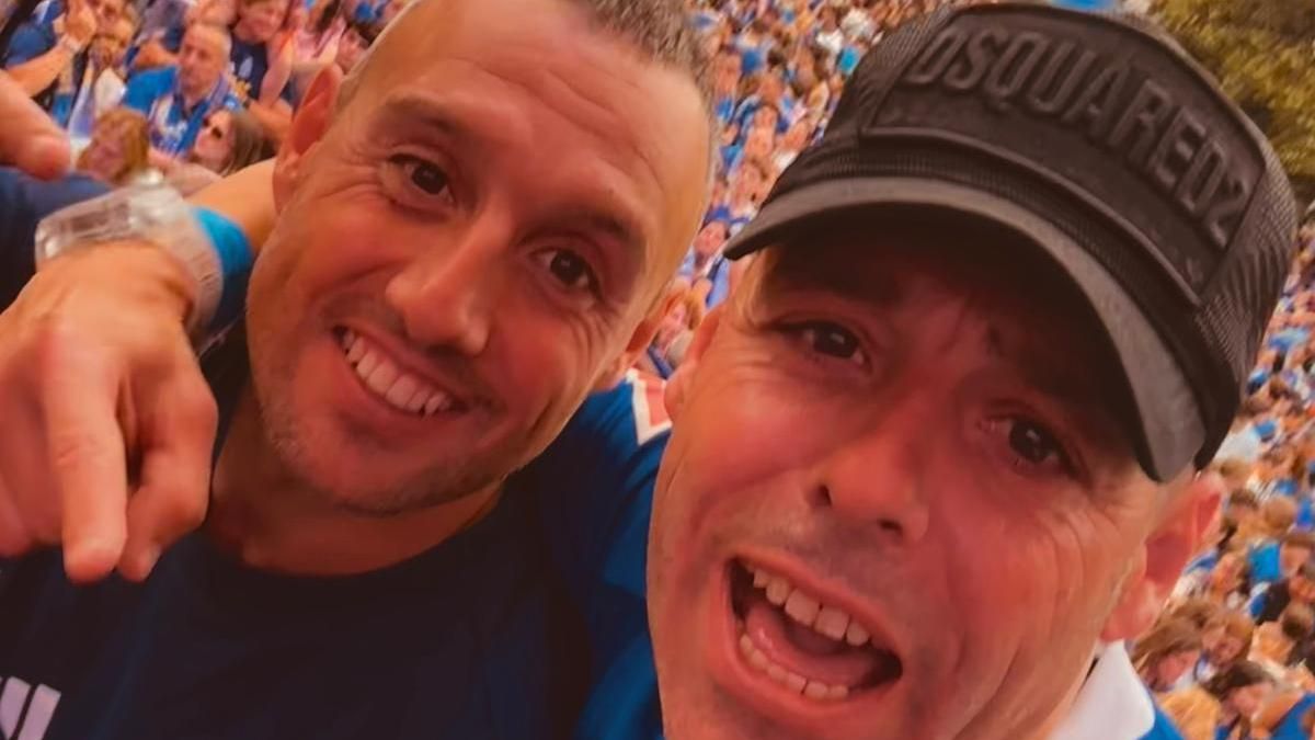 Santi Cazorla, a la izquierda, junto a su hermano Nando en la celebración del ascenso