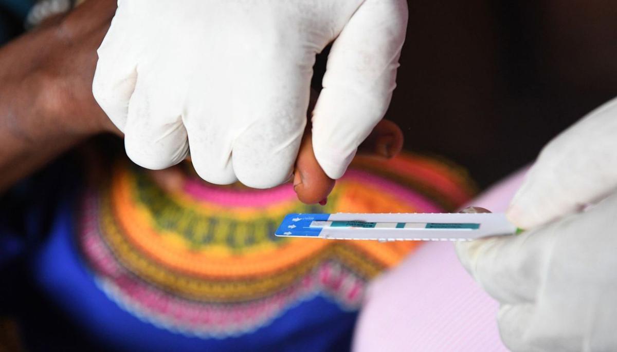 Realización de un test de sangre para detectar el virus del sida. |   // UNICEF/FRANK DE JONG