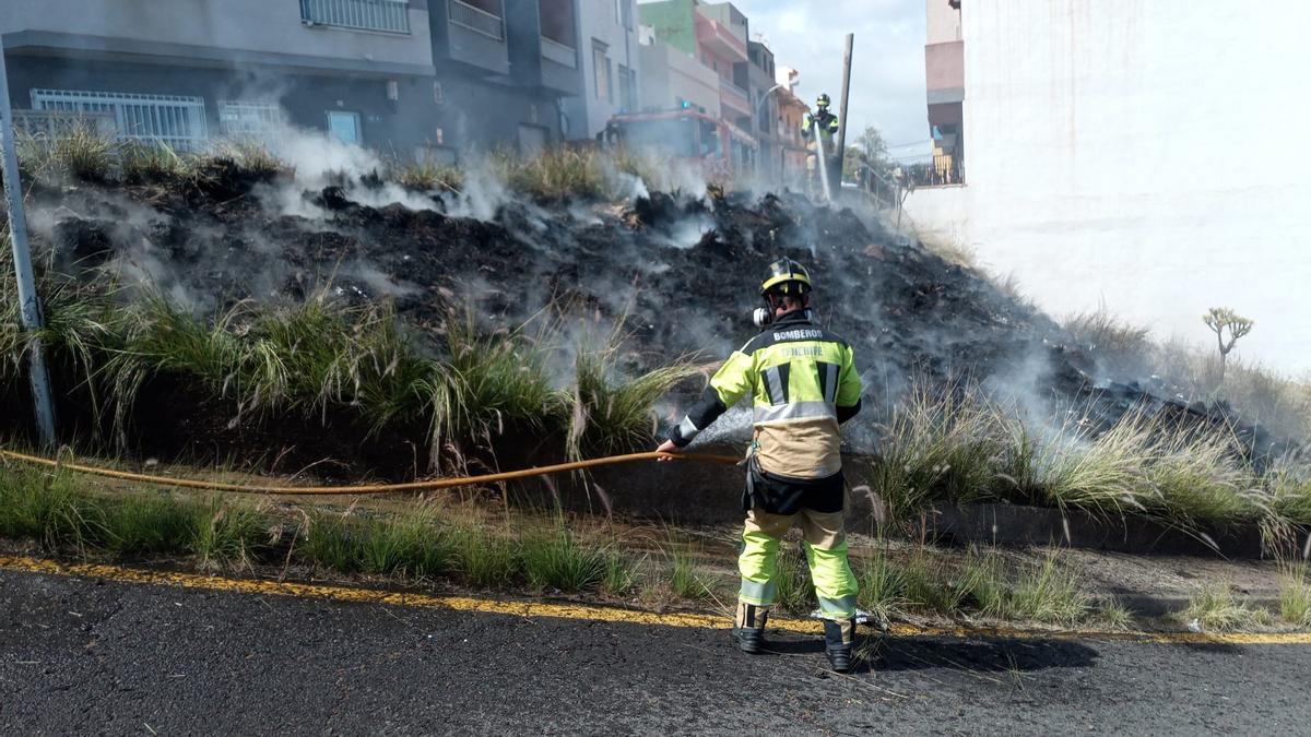 Los bomberos extinguen un incendio en Tíncer.