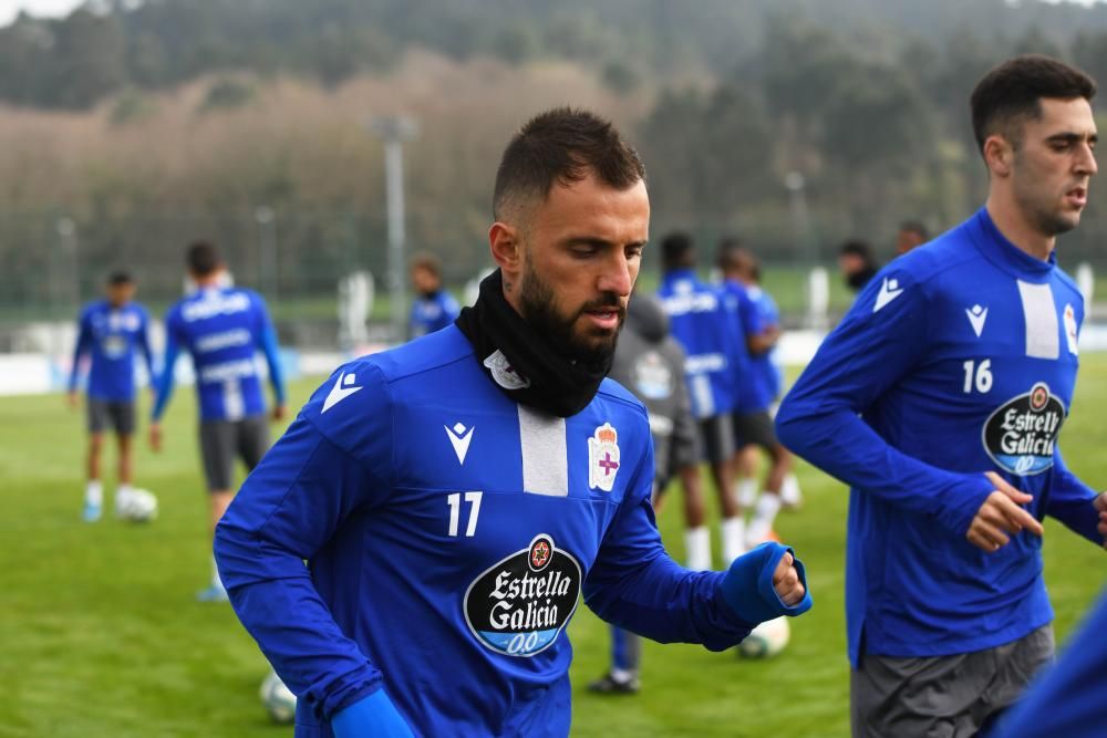 Los jugadores se ejercitan tras el partido ante el Zaragoza.