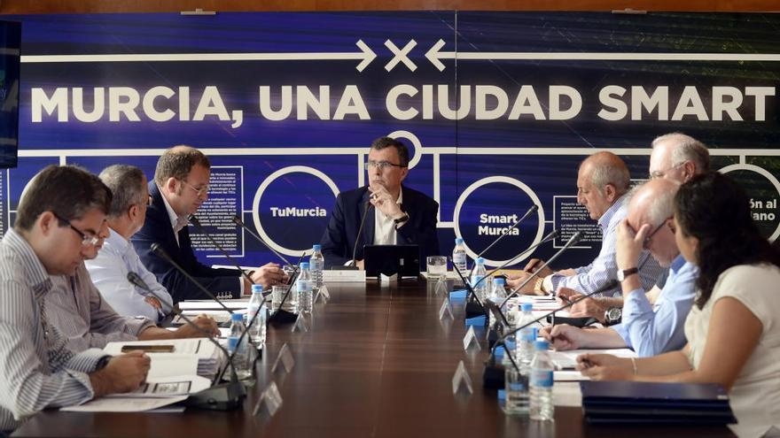 El alcalde de Murcia, José Ballesta, preside la mesa junto a la Corporación municipal, con el objetivo de hacer una ciudad más inteligente.