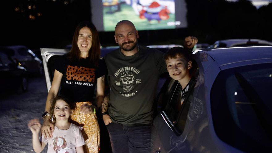 El autocine de Gijón se llena al conocerse que cierra sus puertas (en imágenes)