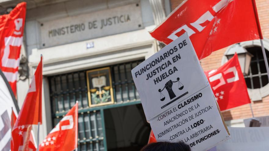 Una manifestación de funcionarios frente al Ministerio de Justicia, a 12 de junio de 2023.