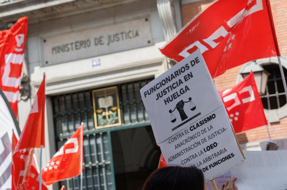Archivo - Imagen de archivo de una manifestación de funcionarios frente al Ministerio de Justicia, a 12 de junio de 2023, en Madrid (España).