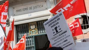 Archivo - Imagen de archivo de una manifestación de funcionarios frente al Ministerio de Justicia, a 12 de junio de 2023, en Madrid (España).