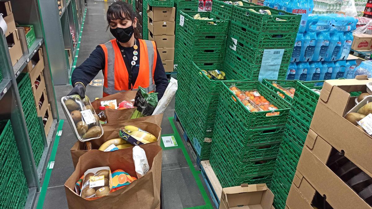 Trabajadora de Amazon en un almacén de la compañía.