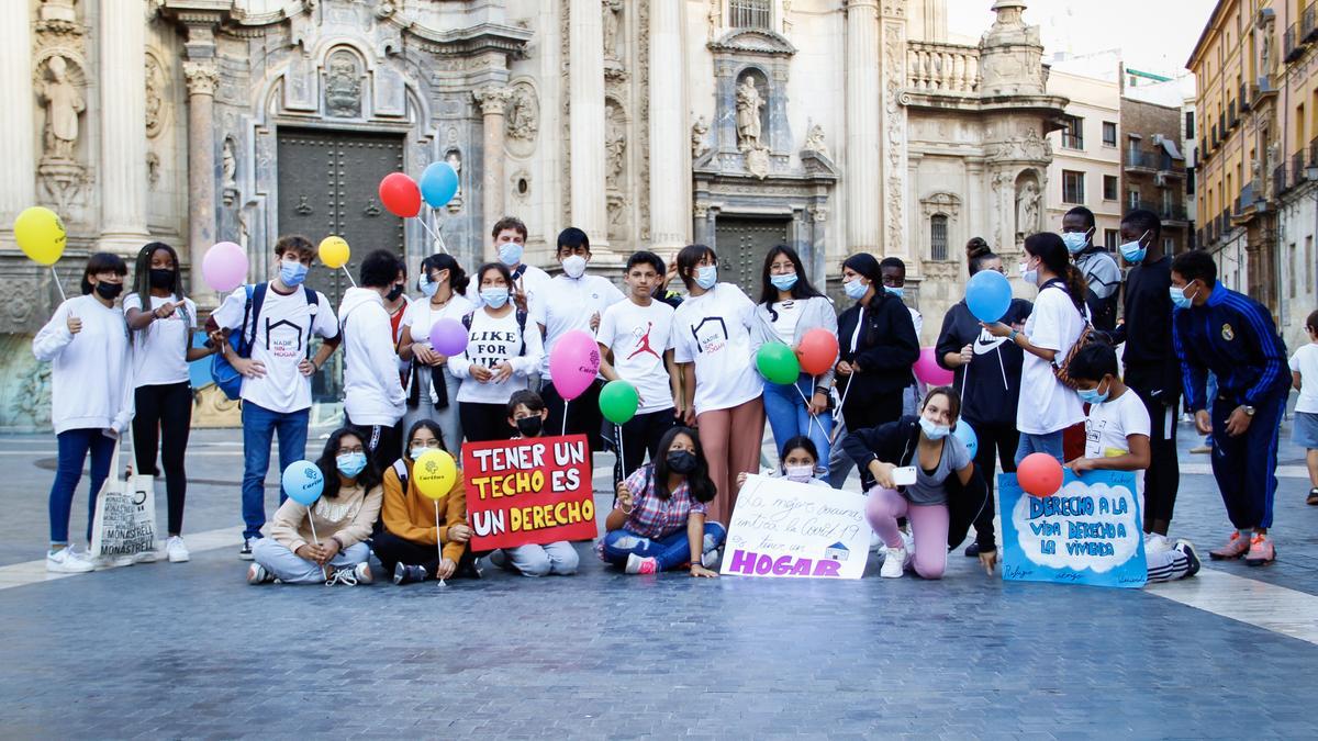 Cáritas organiza un flashmob frente a la catedral por el día de las personas sin hogar
